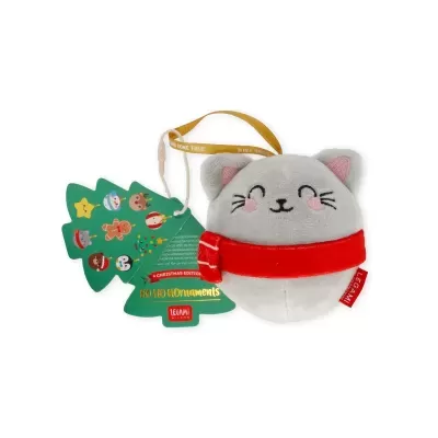Enfeite de pelúcia de gato cinza com cachecol vermelho e etiqueta de Natal verde