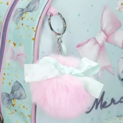 mochila azul claro com laços e chaveiro pompom