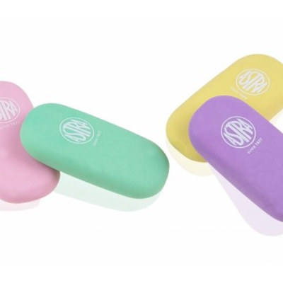 Quatro estojos para óculos coloridos em cores pastel com logótipo ASTRA