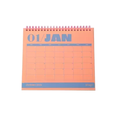 Calendário de mesa cor de pêssego com texto azul e espiral rosa