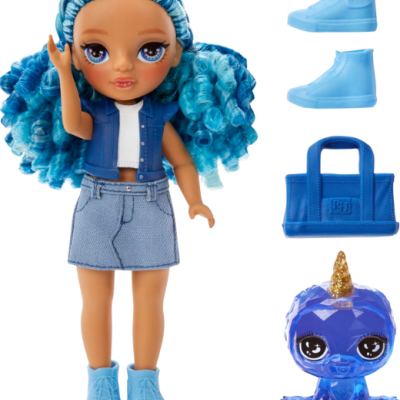 Boneca com cabelo azul cacheado, roupa azul e branca, sapatos azuis, bolsa azul e animal de estimação azul translúcido com chifre dourado