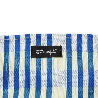 Saco com padrão às riscas azuis, verdes e brancas e etiqueta 'mr. wonderful'