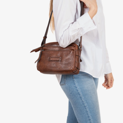 Bolsa de pele castanha com fecho e etiqueta JACQUEMUS a ser usada no ombro