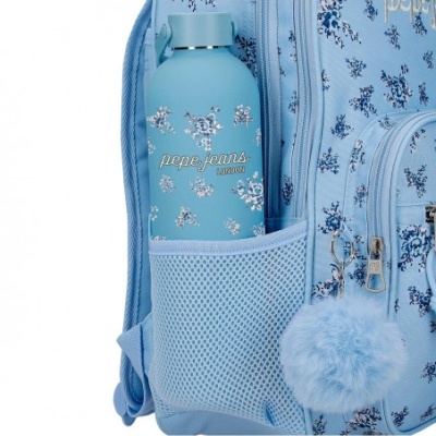 Mochila azul claro com padrão floral e garrafa azul pepe jeans no bolso de rede