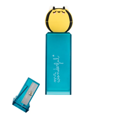 Apontador de lápis azul com tampa amarela desenhada de uma cara sorridente