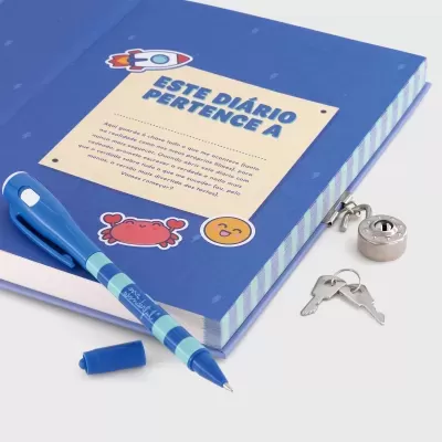 Diário azul com etiqueta, caneta azul e cadeado prateado com chaves