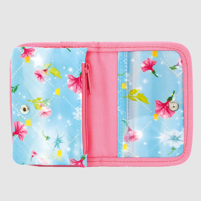 Carteira azul claro com padrão de flores rosas e coroas amarelas, interior rosa, aberta mostrando compartimentos