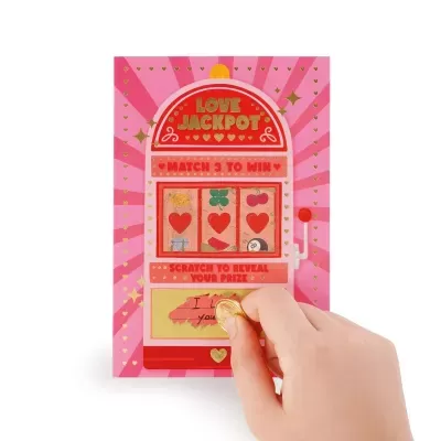 Cartão de jogo raspa e ganha rosa e vermelho com um braço a raspar uma área dourada