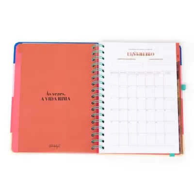 Planner mensal aberto com capa interior laranja e calendário do mês de Fevereiro