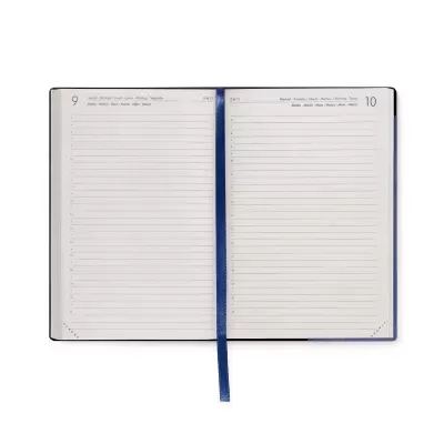 Agenda aberta com páginas datadas e marcador azul