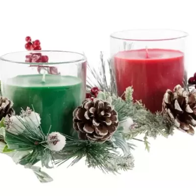 Velas verde e vermelha decoradas com ramos de pinheiro, pinhas e bagas vermelhas