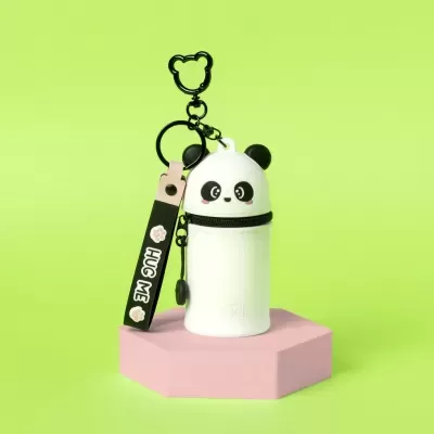 Porta-chaves ou estojo panda branco e preto com tira preta HUG ME em fundo verde e suporte rosa hexagonal
