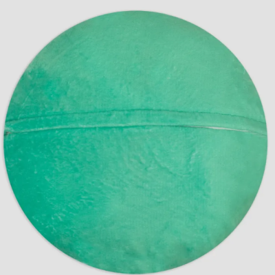 Bola verde-água com textura e linha na circunferência sobre fundo cinzento claro