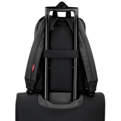 Mochila preta presa em carrinho de viagem preto com estrutura telescópica.