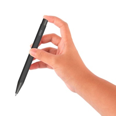 Caneta preta com texto APLI segurada por mão humana