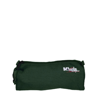 Estojo cilíndrico verde escuro com fecho de correr e logótipo frontal