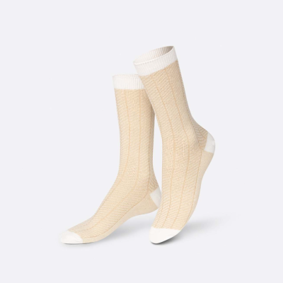 Meias bege tricotadas com detalhes brancos