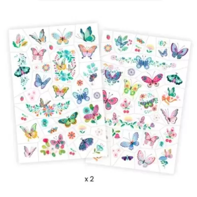 Folhas com autocolantes de borboletas e flores coloridas