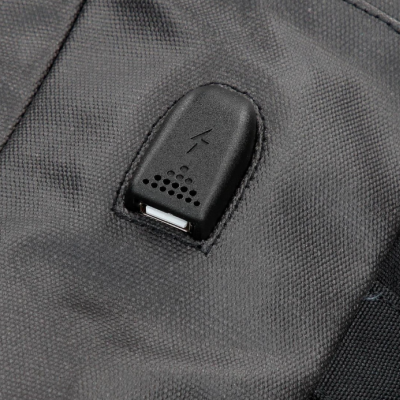 Porta USB embutido em tecido preto texturizado