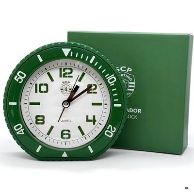 Relógio de mesa SCP verde com mostrador branco e caixa verde de embalagem