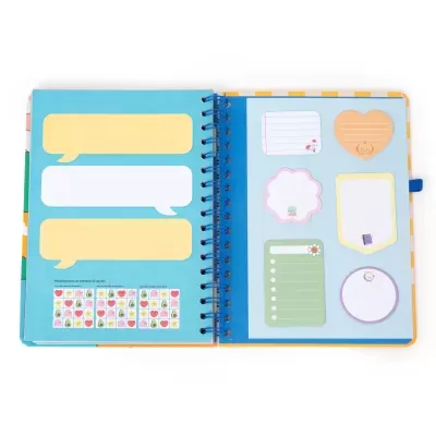 Caderno aberto com páginas azuis, balõezinhos de diálogo e notas adesivas coloridas