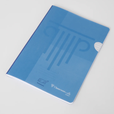 Caderno azul com capa flexível e texto impresso branco