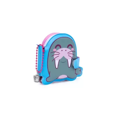 Mochila azul com desenho de lontra sorridente e corrente rosa