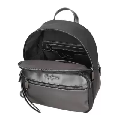 Mochila preta e cinza com zíper aberto mostrando interior com bolso e etiqueta PEPE JEANS