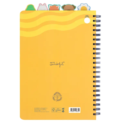 Caderno espiral amarelo com abas coloridas em forma de personagens no topo