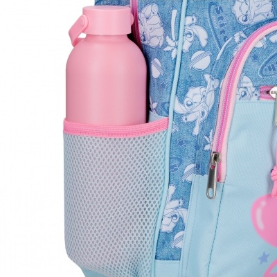 Garrafa rosa numa mochila azul com padrão de personagens brancos