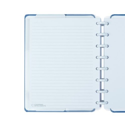 Caderno aberto azul com páginas brancas e argolas plásticas