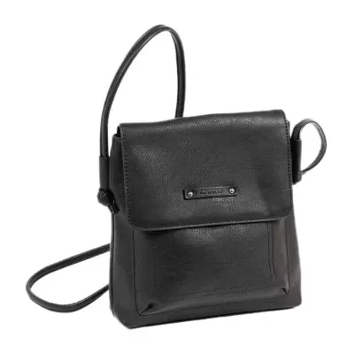 Mala pequena preta em pele sintética com aba frontal e alça fina