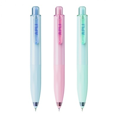 Três canetas esferográficas coloridas com clipes translúcidos e a palavra APLI