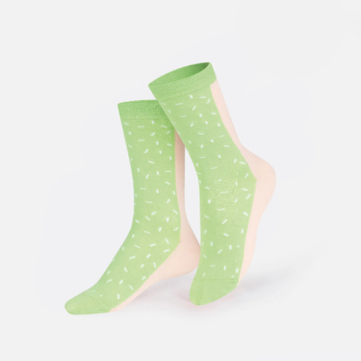 Meias verdes com pequenos traços brancos e parte rosa claro
