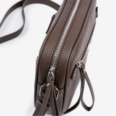 Mala de ombro castanha em pele com fecho prateado