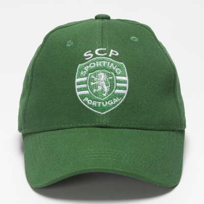 Boné verde com logótipo do Sporting Clube de Portugal bordado em branco.