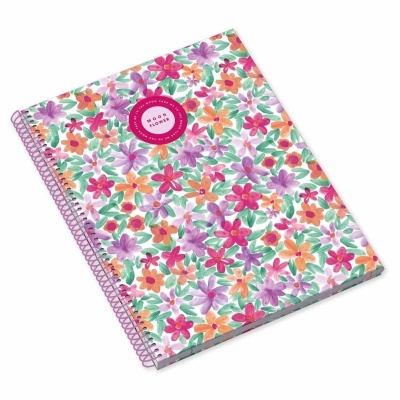 Caderno espiral com capa florida colorida e etiqueta rosa no centro