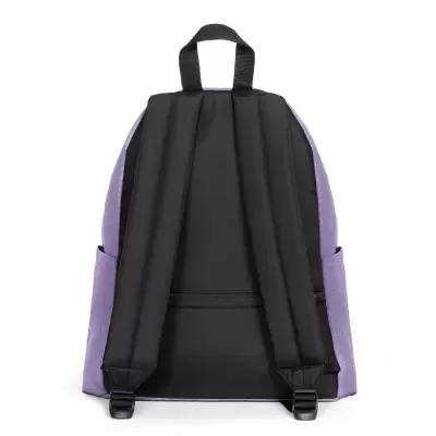 Mochila lilás com alças pretas vista de costas em fundo branco