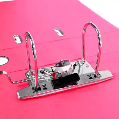 Mecanismo metálico prateado em pasta de arquivo rosa