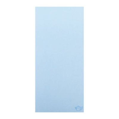 Toalha azul clara com ícone de máscara cinzento no canto inferior direito