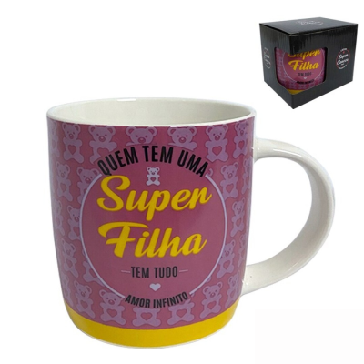 Caneca rosa com texto 'Super Filha' e ursinhos, dentro de caixa preta