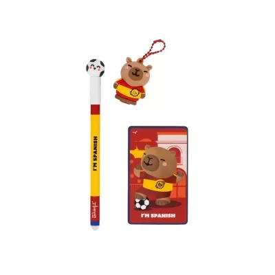 Conjunto de lápis com bola de futebol, chaveiro de urso e cartão com urso a jogar futebol e texto IM SPANISH