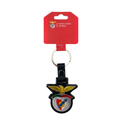 Porta-chaves em couro preto com emblema colorido e cartão vermelho