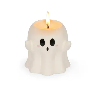 Vela em formato de fantasma acesa