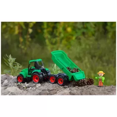 Brinquedo de trator verde com atrelado e boneco ao ar livre