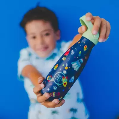 Garrafa térmica azul com padrão de foguetes e planetas coloridos com tampa verde clara