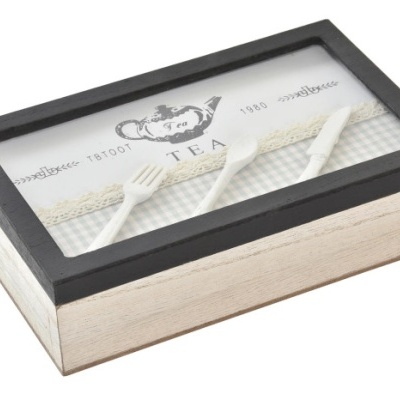 Caixa de madeira com utensílios brancos para chá sob tampa de vidro