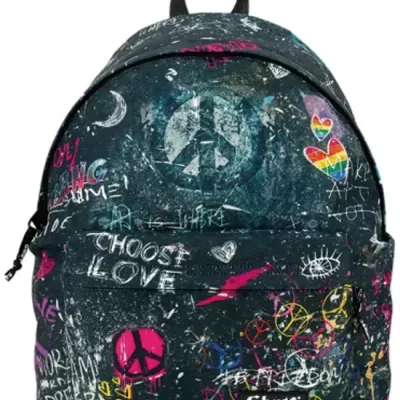 Mochila preta com grafiti colorido e texto 'CHOOSE LOVE' e 'Ghuts'