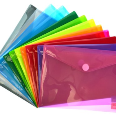 Envelopes plásticos coloridos com fecho de botão