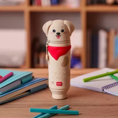 Estojo formato cachorro bege com lenço vermelho em secretária com livros e canetas.